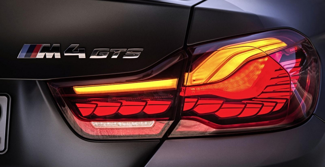 Задние габаритные огни на гибких органических светодиодах OLED на купе BMW M4 GTS