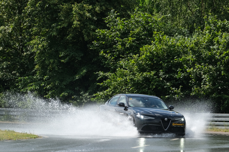 Якщо вигин дороги мокрий або крижаний, втручання в гальмування відбудеться значно раніше, ніж в умовах сухої дороги