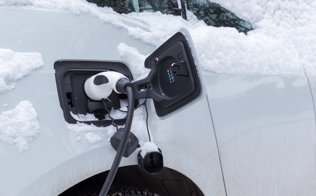 Электромобили могут потерять почти половину своего диапазона пробега зимой.