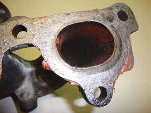 Выпускной коллектор, покрытый побочными продуктами