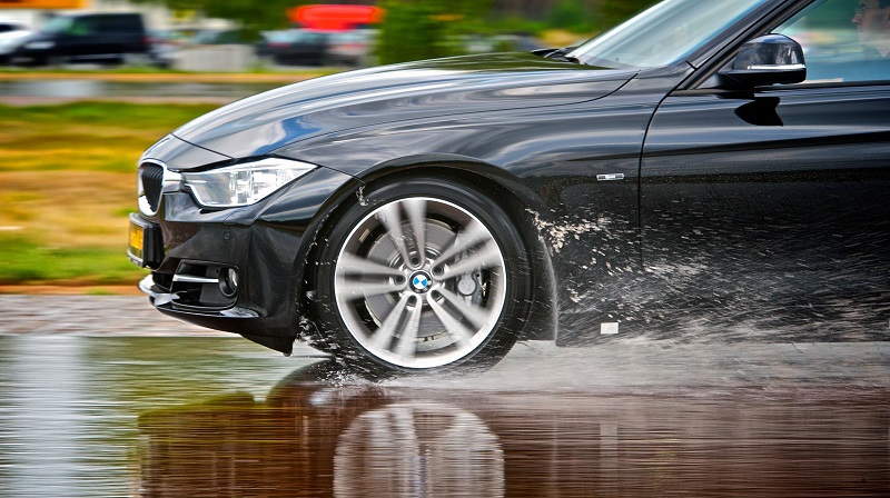 Навіть преміальні шини втрачають зчеплення з дорогою під час дощу