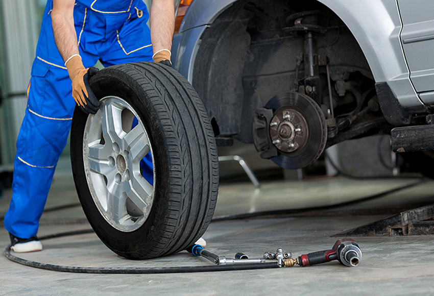 При підйомі автомобіля важливо правильно обрати точки опори При підйомі автомобіля важливо правильно обрати точки опори